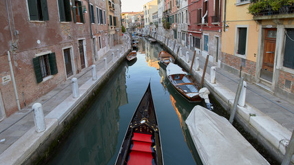 Fototapeta na wymiar gondola surcando las aguas de un canal en venecia