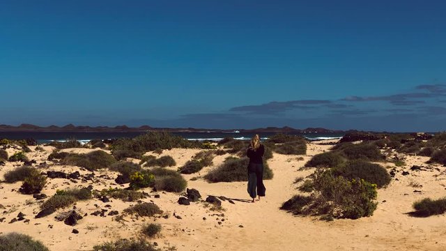 Frau in der Wüste von Fuerteventura Spanien