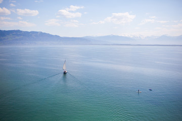 Jacht im Meer an einem klaren Sommertag