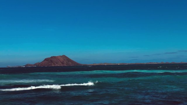 Das raue Meer und die wilden Wellen von Fuerteventura