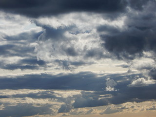 Obraz premium Cloudy sky with dark, gray clouds.