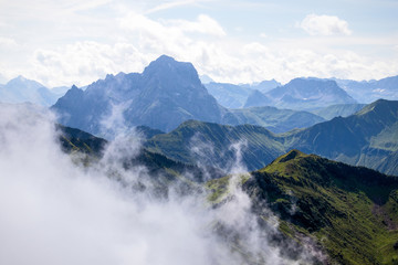 Fototapeta na wymiar Bergsommer: Majestätischer Blick vom Diedamskopf auf das Allgäu und den Bregenzerwald