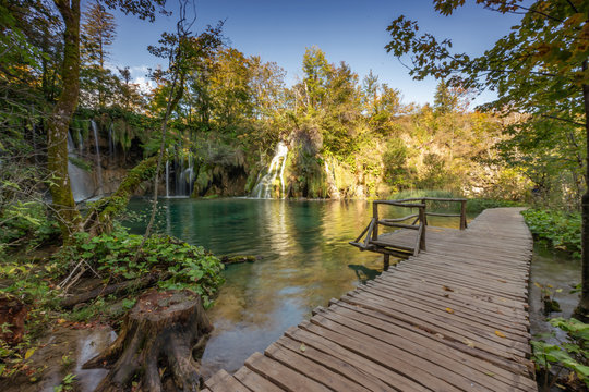 Wooden bridge in famous plitvice lakes, nationalpark croatia 