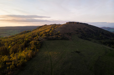Der hohe D&ouml;rnberg bei Sonnenaufgang, Luftaufnahme, Kassel, Deutschland