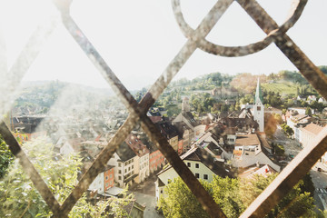 Blick auf die Stadt Feldkirch durch ein Fenster der Schattenburg