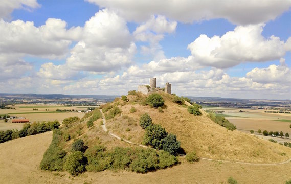 Desenberg mit Burgruine in der Warburger B&ouml;rde, Warburg, H&ouml;xter, Ostwestfalen als Luftbild im Sommer