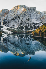 Paysage d& 39 automne du lac Lago di Braies dans les montagnes italiennes des Dolomites dans le nord de l& 39 Italie. Photo aérienne de drone avec bateaux en bois et beau reflet dans l& 39 eau calme au lever du soleil. Lac de Pragser