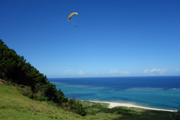 Paragliding über dem Meer im Pazifik am Strand von Ishigaki Japan