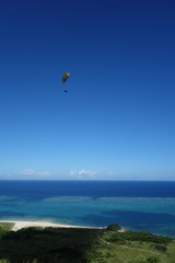 Paragliding über dem Meer im Pazifik am Strand von Ishigaki Japan