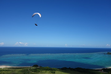 Paragliding über dem Meer im Pazifik am Strand von Ishigaki Japan