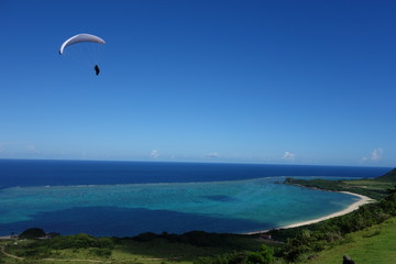 Paragliding über dem Meer im Pazifik am Strand von Ishigaki Japan