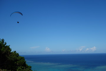 Paragliding über dem Meer im Pazifik am Strand von Ishigaki Japan