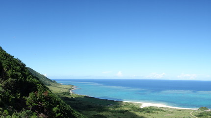 Paragliding &uuml;ber dem Meer im Pazifik am Strand von Ishigaki Japan