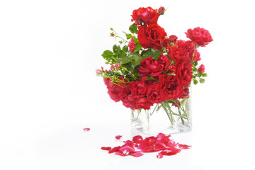 rote Rosen in Glasvase