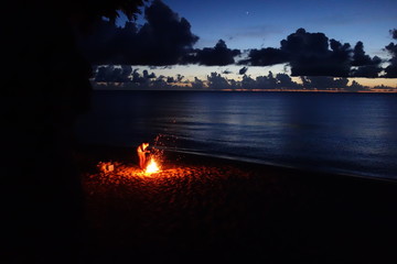 Unglaublicher Anblick Lagerfeuer am strand von Ishigaki bei Sonnenuntergang 