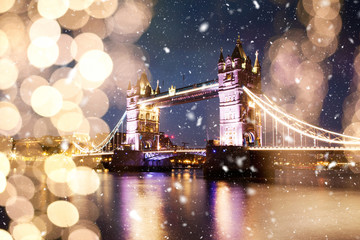 Fototapeta na wymiar snowing in london - winter in the city