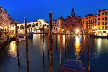 Naklejka premium Famous Rialto Bridge or Ponte di Rialto over the Grand Canal in Venice during evening blue hour, Italy.