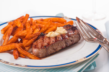 Rumpsteak mit scharfen Pommes