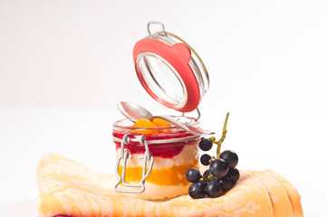 Fruchtmousse mit geschichtet im Glas / Fruit mousse layered in a glass