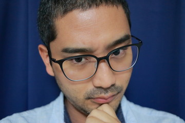 メガネをしたイケメンなアジア人大学生