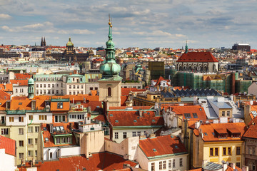 Obraz premium Krajobraz europejskiego miasta w słoneczny dzień