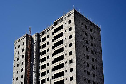 Predio em constru&ccedil;&atilde;o de bloco estrutural cor cinza