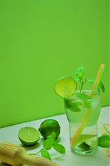 Mojito, coctel con mucho hielo, bien fresco y con hierba aromatica
