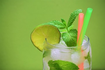Macro, coctel mojito muy frio