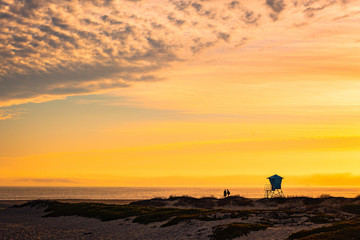 Fototapeta na wymiar Romantic Couple at sunset on California Beach 