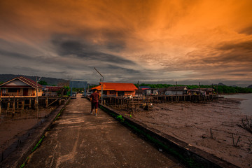 Obraz premium Samchongtai Homestay-Phang Nga: October 20, 2019, the atmosphere of the jetty, there are no children running during the holidays, Sam Chong Tai Viewpoint, Kalai, Takua Thung District, Thailand