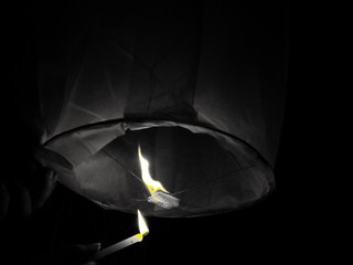 Naklejka premium burning candle on black background