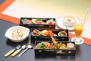 会席　和　料理　肉　刺身　鮪　鯛　調理　懐石　盛り付け　スープ　味噌汁　和食　ご飯　日本　雅　和紙　茶碗蒸　豚肉　白飯　野菜　雅　新鮮　鮮魚　お子様