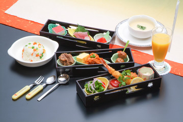 会席　和　料理　肉　刺身　鮪　鯛　調理　懐石　盛り付け　スープ　味噌汁　和食　ご飯　日本　雅　和紙　茶碗蒸　豚肉　白飯　野菜　雅　新鮮　鮮魚　お子様