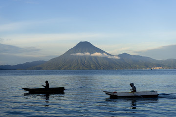 Dos barcos en el lago de Atitlán detrás del volcán San Pedro.