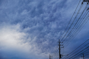 暗い雨雲と電線