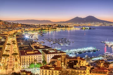 Fototapeten Die Stadt Neapel in Italien mit dem Vesuv vor Sonnenaufgang © elxeneize