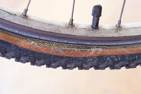 valve presta, sans bouchon anti-poussière et avec collier de tige, sur la  roue d'un vélo Photo Stock - Alamy