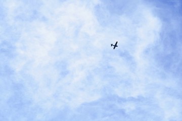 空を舞う小型飛行機のシルエット