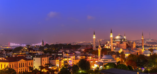 Fototapeta premium Nocna panorama Stambułu, widok na Muzeum Hagia Sophia i most Bosfor, Turcja