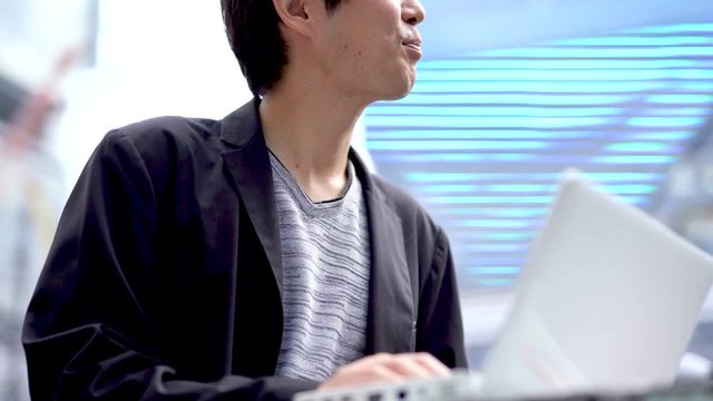 IT系　ビジネスマン　笑顔　ノートPC　渋谷