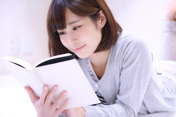 本を読む女性