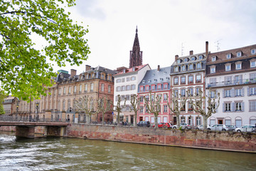Obraz premium Strasbourg, France - May 2019. Traditional half-timbered houses on picturesque canals in the center old city Strasbourg. Amazing colorful houses in La Petite France, Alsace. riverbanks in Strasbourg 