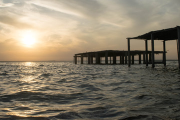 Fototapeta premium zachód słońca nad jeziorem Keenjhar, Sindh, Pakistan