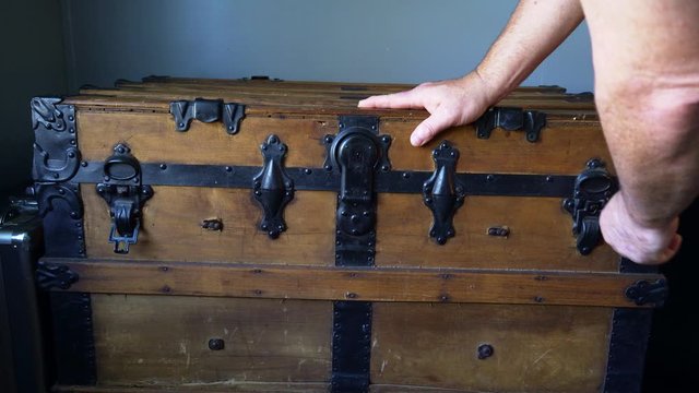 Old wooden chest Opening and Closing,  Pirates chest wooden purple inside.