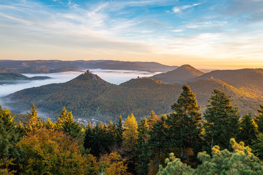 reichsburg annweiler am trifels mit morgennebel