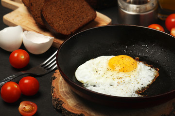 Fried egg with tomatoes and bread