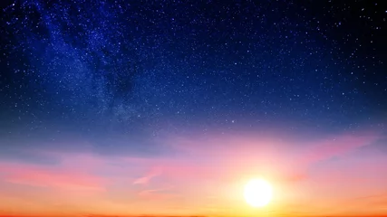 Foto op Plexiglas Nachtblauw Zonsonderganghemel met oranje ondergaande zon en rood wolkenlandschap tegen heldere ster op zwarte heelalachtergrond. Breed panorama van sterren in de ruimtenatuur in donkere tijd. Sterrennacht & 39 s nachts behang