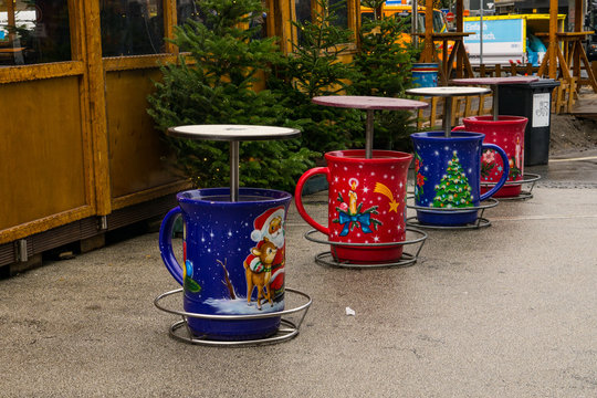 Stehtische auf dem Weihnachtsmarkt