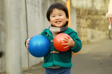 ボールを持って遊びに行く男の子