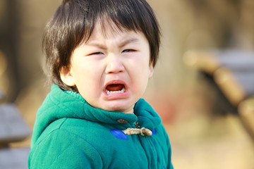 泣く男の子